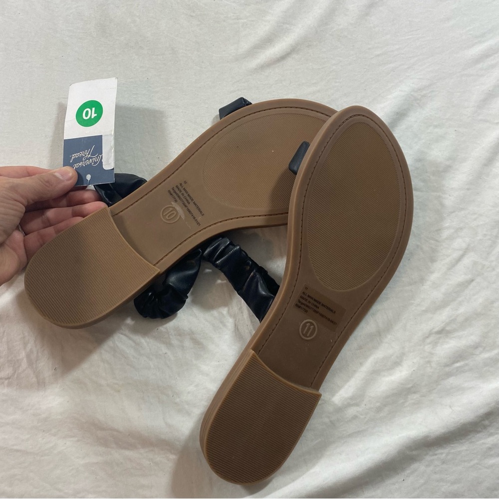 Universal Thread Black and Brown Sandals with Ruched Strap - Picture 3 of 4